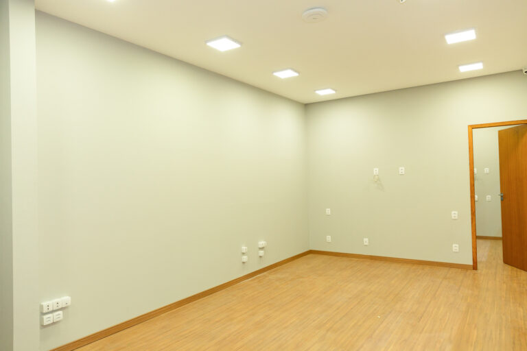 Empreendimento desenvolvido para atender operações comerciais e industriais, combinando localização estratégica, infraestrutura moderna e flexibilidade de utilização. Com 1.400 m² de área construída, o projeto foi concebido para receber diferentes modelos de negócio com eficiência e segurança.