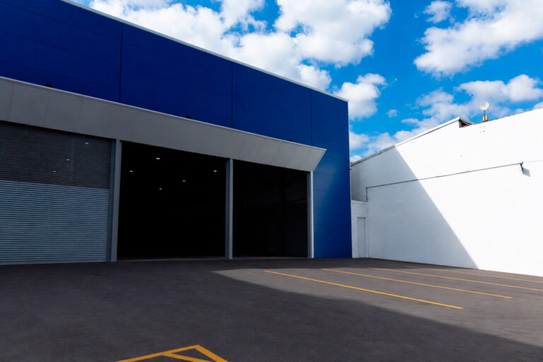 Entrada estratégica voltada para uma das principais vias da cidade, facilitando a circulação de pessoas, veículos e operações logísticas.
